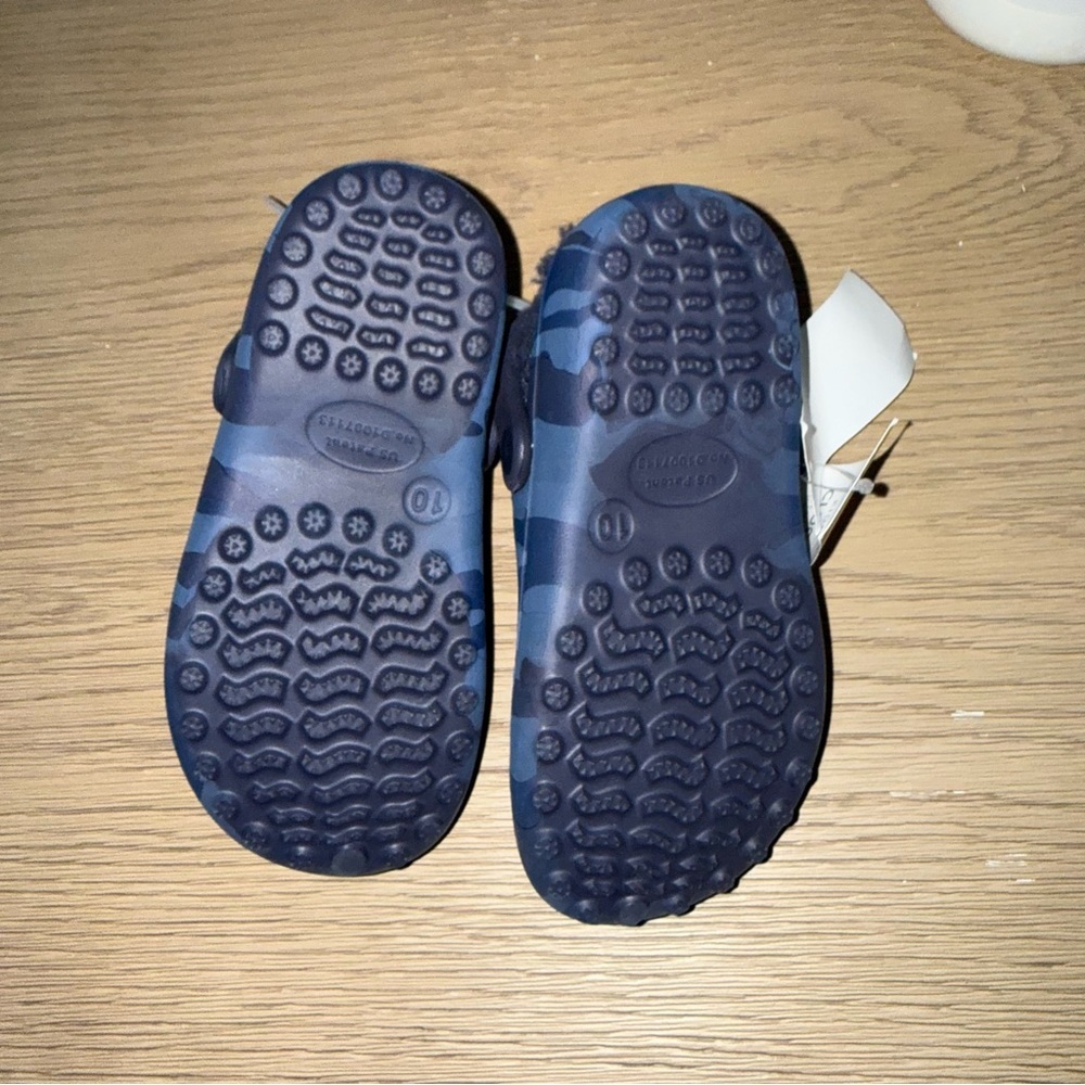 NWT Blue Camo Kids Clogs with Fleece Lining - Picture 2 of 2